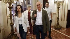 Avia Veira, a la izquierda, a la llegada a un pleno junto al resto de ediles del BNG