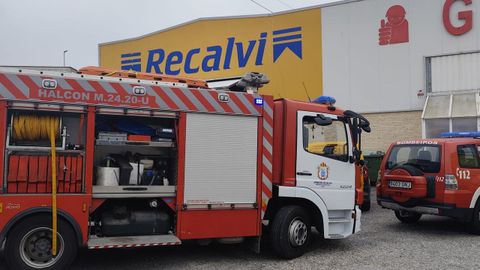 Intervencin de los bomberos en un taller de Ribadeo por un accidente laboral