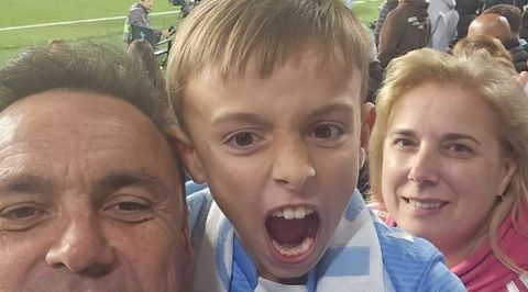 El peque�o, con sus padres, Pedro y Olalla, en el partido ante el Niza, su primera vez en Bala�dos; el duelo ante el Bar�a era la segunda.