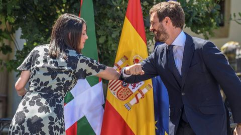 Pablo Casado e In�s Arrimadas se saludan en un acto durante la campa�a de las elecciones auton�micas en el Pa�s Vasco