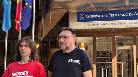 El portavoz del Sindicato de Inquilinas e Inquilinos de Asturias, Andr�s Garc�a y el portavoz del Sindicato de Vivienda de Asturias, Alejandro Aguilar