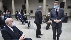 Javier Losada (sentado a la izquierda) y N��ez Feijoo (de pie) se miran en el homenaje a las v�ctimas de la pandemia celebrado el pasado dia 13 en Santiago