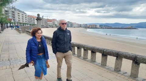 Un cielo cubierto de nubes, que propici� chubascos intermitentes oblig� a utilizar paraguas en Sanxenxo este viernes del puente
