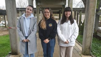 Iria Fari�a, Mar�a Castiblanco y M�riam Cort�s (de izquierda a derecha) estudian en la Escola Polit�cnica Superior de Lugo, y creen que la suya es una carrera como cualquier otra, por lo que deber�a tener m�s alumnas