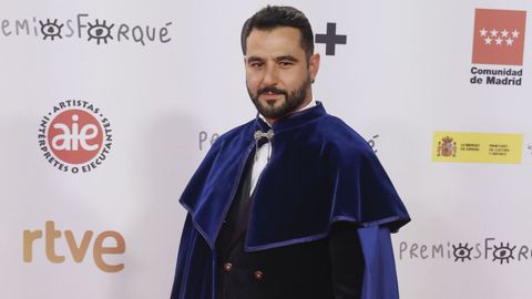 El actor Antonio Vel�zquez llev� un traje de terciopelo en negro que ha combinado con una aclamada capa, tambi�n en terciopelo, de color azul.