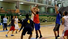 Javi Llorente tiene disponible a toda la plantilla para el partido. 