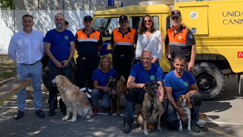 La consejera de Presidencia, Rita Camblor, asiste a una exhibici�n de la Unidad Canina de Rescate del Principado de Asturias en Arenas de Cabrales con motivo del D�a de Asturias