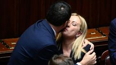 El l�der de la Liga y ministro de Infraestructuras, Matteo Salvini, besa a la nueva primera ministra italiana, Giorgia Meloni, tras su intervenci�n en el Parlamento 
