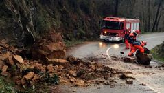 Derrumbe de un talud en la carretera de Anll�ns (Ponteceso) a O Esto (Cabana)