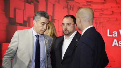 El presidente del Real Oviedo,�Mart�n Pel�ez; el presidente del Principado, Adri�n Barb�n; y el presidente del Real Sporting, David Guerra, durante el acto de celebraci�n del centenario de La Voz de Asturias<br /><span style= color: #666666; font-family: Neue-Helvetica, Helvetica, Arial, sans-serif; font-size: 11.05px; background-color: #ebebeb; ><br /></span>