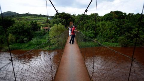 La gente mira el r�o Paraopeba afectado por el lodo, un d�a despu�s del derrumbe de la represa