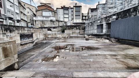 Aspecto actual de la piscina de As Burgas, cerrada desde el a�o 2020.