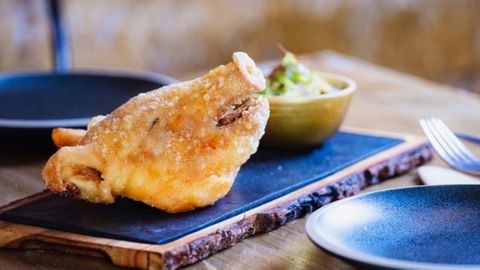 Javi Est�vez. Tras su formaci�n en la Escuela Superior de Hosteler�a de Santiago y su paso por conocidos restaurantes, la cabeza de cerdo confitada se ha convertido en un cl�sico de su restaurante La Tasquer�a. 