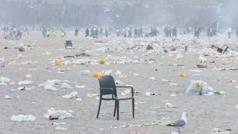 Las playas de Riazor y Orz�n amanecen llenas de basura tras la noche de San Xo�n