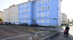 Vista de la calle A, en las Viviendas de Baz�n, donde la obra de As P�as ya ha comenzado a delimitar algunos espacios.