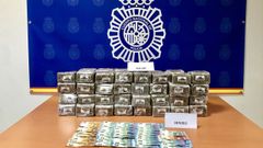 Fardos de Hach�s y dinero en efectivo intervenidos a unos narcos por la Polic�a Nacional.