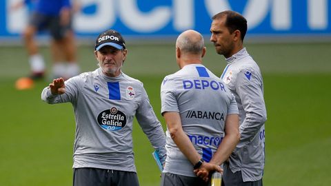 Esteve, a la derecha, acompañado de Anquela y de su segundo, Juanjo Carretero.Esteve, a la derecha, acompañado de Anquela y de su segundo, Juanjo Carretero