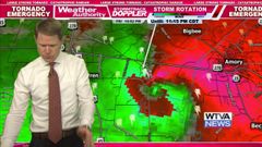 Momento en el que Laubhan comprueba en el radar c�mo el tornado cambi� de rumbo