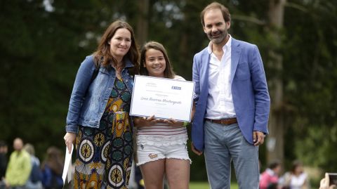 Julio Masid Bande, director territorial de Viaqua, entreg� el primer premio en la categor�a infantil del Concurso de Fotograf�a �Galicia, auga e literatura� a Lena Becerra Monteagudo, del CEIP Praia de Quenxe de Corcubi�n, y a su profesora M� Dolores Rodr�guez Lari�o
