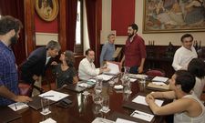 Los negociadores de los partidos se saludan antes del inicio de la reuni�n. 