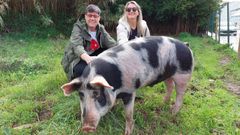 Mnica (izquierda) y Rebeca, dos de las integrantes de la comisin, el viernes con el porco Antn