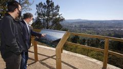El alcalde, MIguel Anxo Fern�ndez Lores, cuando visit� las obras de A Tomba hace un par de meses, en uno de los miradores ahorea da�ados