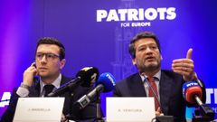 El l�der de Chega, Andr� Ventura (derecha), junto al presidente del partido de Marine Le Pen, Jordan Bardella, en una comparecencia en Oporto el pasado mes de abril