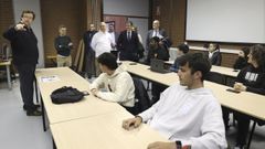 El rector, al fondo de la derecha, durante la visita a Direcci�n e Xesti�n P�blica en la que anunci� la necesidad de una residencia universitaria en Pontevedra