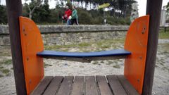 Chequeo al parque infantil de la playa de A Lombi�a