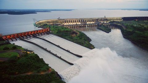 Imagen de la gran presa hidroel&eacute;ctrica de Itaip&uacute;, en Paraguay