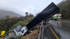 Un camin queda colgado en una pendiente en la subida de la N-6 hacia Pedrafita e interrumpe el trfico