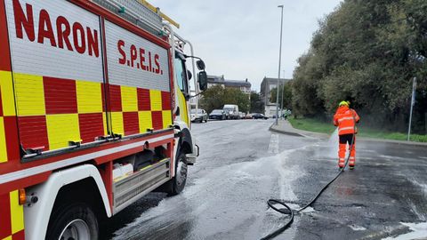 Limpieza de vas en Narn, para eliminar gasleo extendido por la lluvia.
