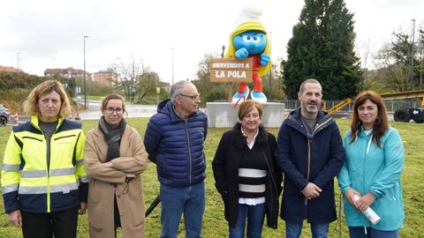 Mercedes Sainz, de la empresa adjudicataria; Leire Gabilondo y Juan Carlos �lvarez, t�cnicos municipales; Ana Nosti, edil de Festejos; �ngel Garc�a, alcalde de Siero, y Laura Hern�ndez, directora de Myl Ideas, delante de��Pitufina Karateka�