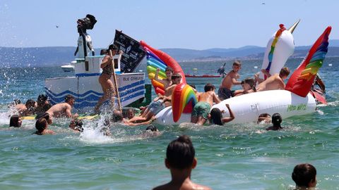 Festa da Dorna: Rejata de Embarcasi�ns feitas a machada e pan de millo na playa de Coroso