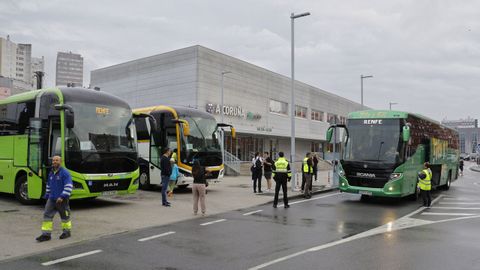 Imagen de parte de los autobuses contratados por Renfe para realizar los itinerarios alternativos por carretera con motivo de las obras en la estaci�n ferroviaria del complejo intermodal de A Coru�a.