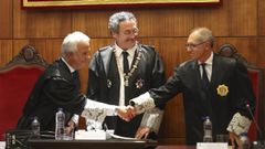 El presidente del Tribunal Superior de Justicia de Asturias (TSJA), Jesús María Chamorro (i), felicita al nuevo Fiscal Superior del Principado, Gabriel Bernal del Castillo (d), tras tomar posesión del cargo, en presencia del Fiscal General del Estado, Álvaro García Ortiz (c), este martes