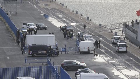 Agentes de diferentes unidades de la Policía Nacional, en el muelle de Calvo Sotelo Sur.