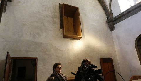 <span lang= es-es >Camar�n</span>. Una de las caracter�sticas del camar�n de la Virxe da Barca era que las puertas se cerraban hacia adentro. Tras la restauraci�n no ser� posible hacerlo con la imagen all�. El p�rroco encarg� reproducciones de la santa y de Santiago a sus pies. Ambas son m�s grandes que las que hab�a y habr� que ver c�mo queda. Otra de las protestas tiene que ver con el saliente por el lado del altar mayor, que ser� determinante a la hora de dise�ar el retablo que sustituir� al que destruy� el fuego. 