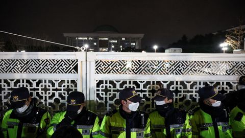 La seguridad se refuerza en el Parlamento despus de que el presidente de Corea del Sur declarase la ley marcial.