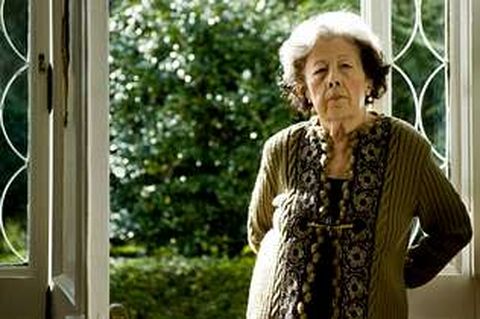 Julia Uceda, junto a su casa del valle de Serantes.