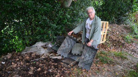 Queli, usuaria de la huerta, muestra los restos de la compostera que rompieron los jabales el pasado mircoles de madrugada
