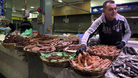 Venta de mariscos y pescados en Boiro.