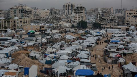 Tiendas de desplazados entre la ruinas de la ciudad de Gaza.