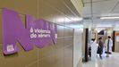 Mensaje contra la violencia de g�nero en el centro de salud de S�rdoma, en Vigo.