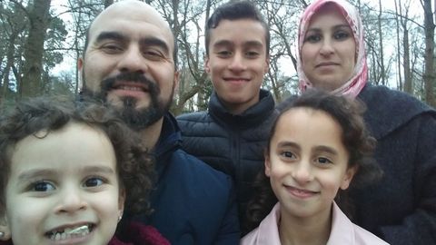 Mohcine Hadi al Atik, su hijo Achraf, su esposa Latifa, su hija mayor Amal y la peque�a Malak en el bosque de La Cebera, en Lugones.
