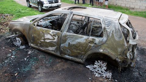 La polic�a sospecha que los atacantes huyeron en un coche que apareci� al poco rato calcinado