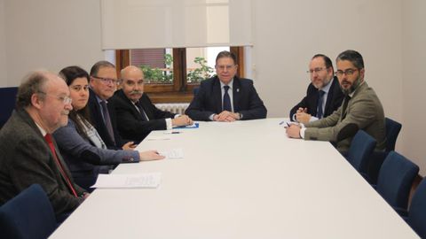 Alfredo Canteli se re�ne con miembros del colectivo Los Franciscanos. A la izquierda, Sof�a Fern�ndez-Pe�a.