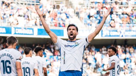 Enric Gallego celebra un gol con el Tenerife en la presente temporada.