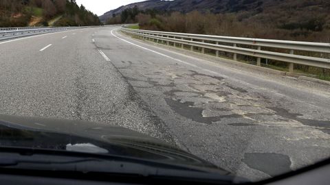 Subida de O Cereixal, con el carril derecho destrozado