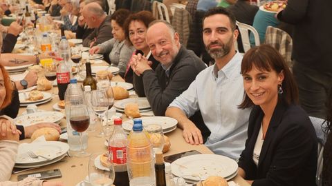 La alcaldesa barreirense, a la derecha, y otros ediles en una foto reciente tomada en la comida de mayores del municipio